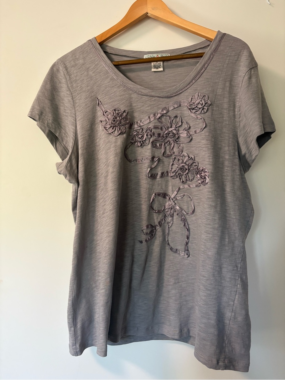 Vintage Suzie Lavender Gray Floral Appliqué Short Sleeve Tee